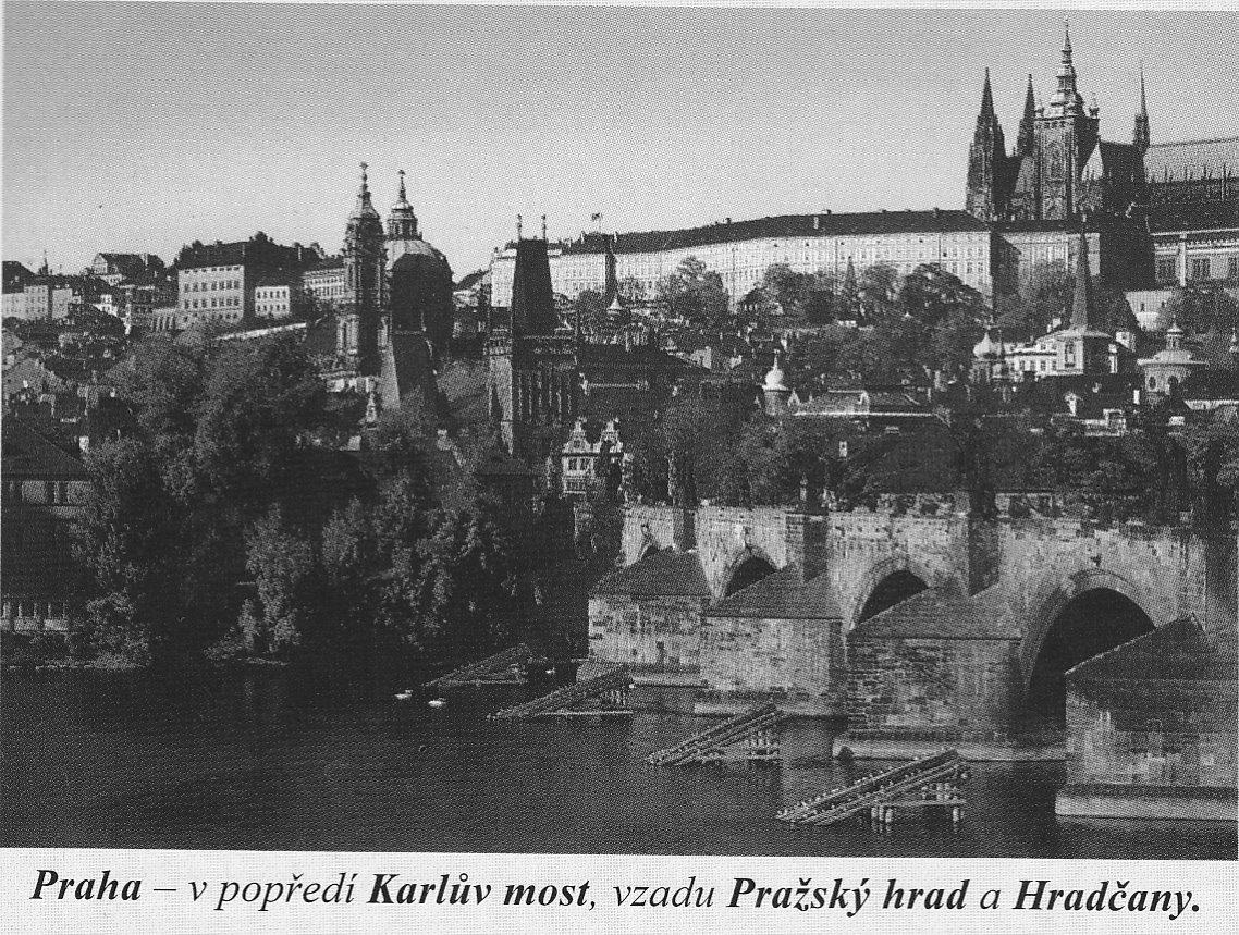 V popředí Karlův most, vzadu Pražský hrad a Hradčany